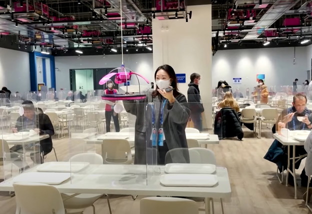 VIDEO: Roboti poslužuju novinare u press centru u Pekingu