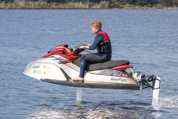 VIDEO: Električni jetski leti iznad vode