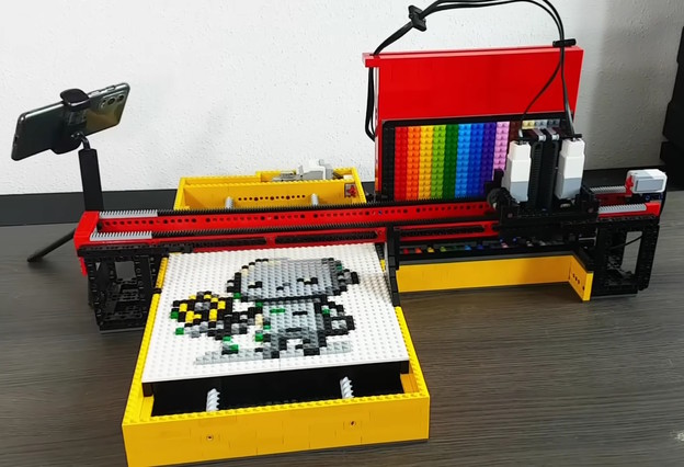 VIDEO: Robot printa pixelart s Lego kockicama