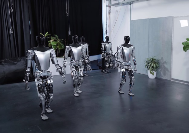 VIDEO: Teslin humanoidni robot naučio nove stvari