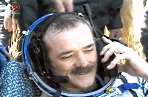 VIDEO: Hadfield odmah nakon prizemljenja zgrabio mobitel